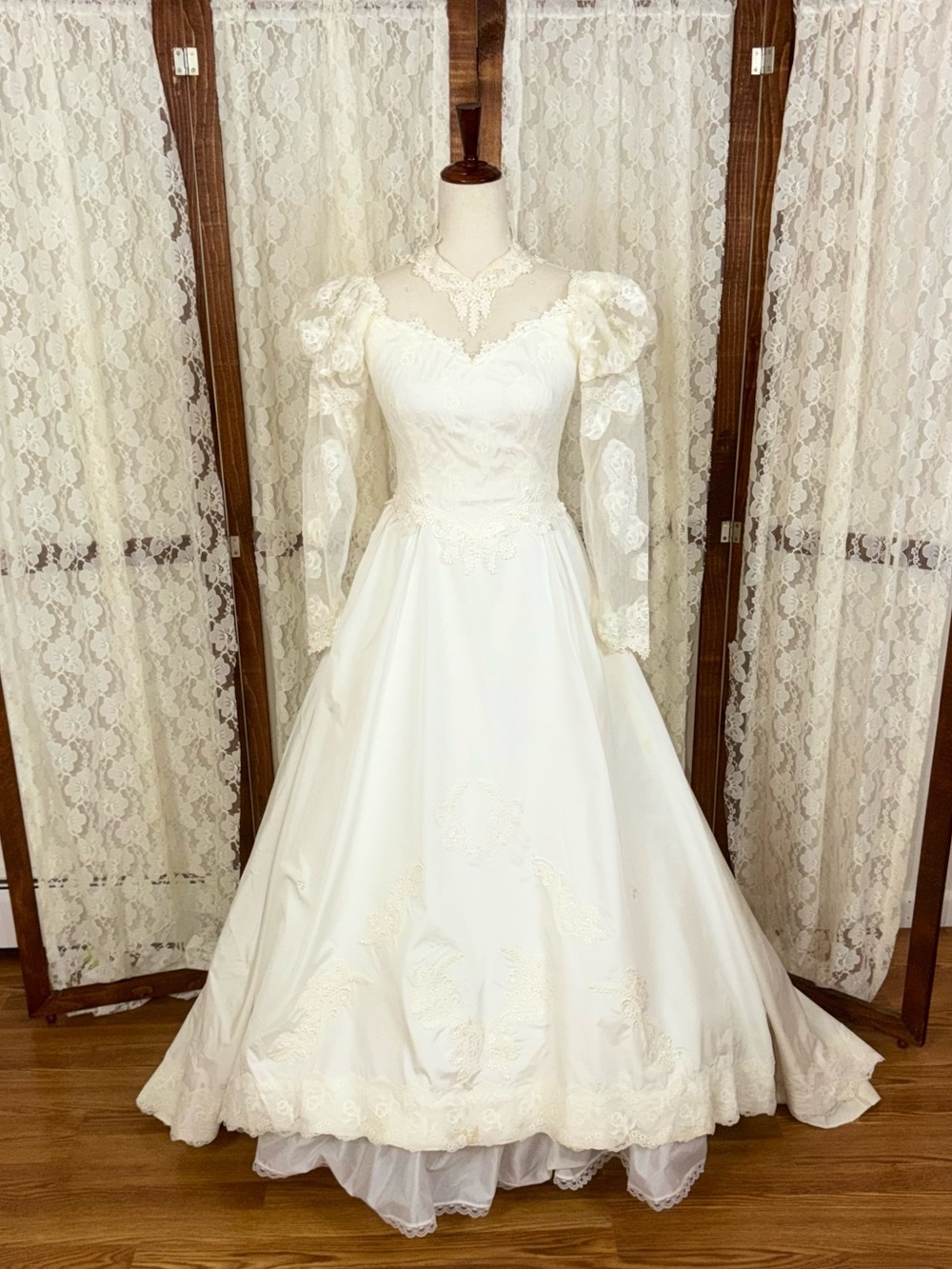 Elegant Vintage 1980s Lace Trim Wedding Gown